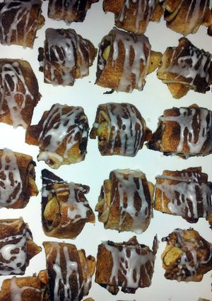 A picture of apple pie bites.
