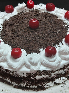 બ્લેક ફોરેસ્ટ કેક (black forest cake in Gujarati) રેસીપી મુખ્ય ફોટો