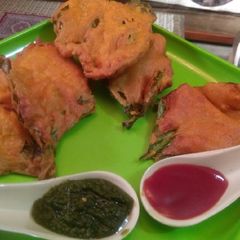 A picture of Whole Palak Leaf Pakora.