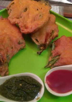 A picture of Whole Palak Leaf Pakora.