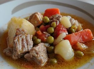 Foto di Spezzatino di Maiale e Vitello con Carote, Patate e Pomodoro