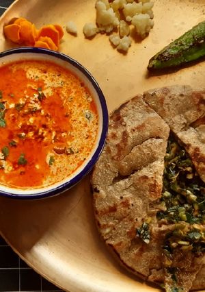 લસણીયો ભરેલો રોટલો (Lasaniyo Bharelo Rotlo Recipe In Gujarati) રેસીપી મુખ્ય ફોટો