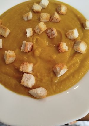 Una foto de Sopa o Crema Dorada con Calabaza y Coliflor a Tu Gusto
