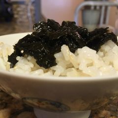 A picture of Tsukudani (sushi nori boiled in soy sauce).
