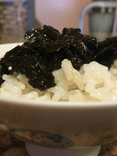 A picture of Tsukudani (sushi nori boiled in soy sauce).