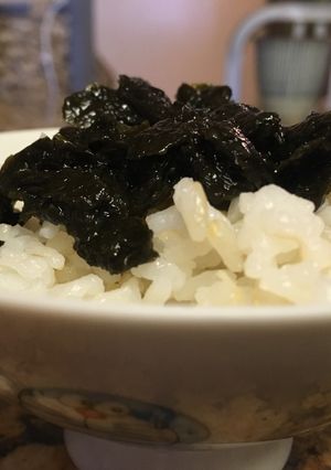 A picture of Tsukudani (sushi nori boiled in soy sauce).