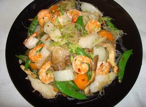 Una foto de Camarones y lenguado saltado con vegetales y fideos de arroz