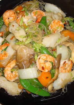Una foto de Camarones y lenguado saltado con vegetales y fideos de arroz