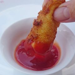 A picture of Mozzarella Cheese With Dried Cranberry Wanton Stick.