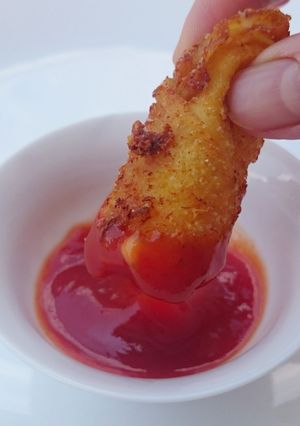 A picture of Mozzarella Cheese With Dried Cranberry Wanton Stick.
