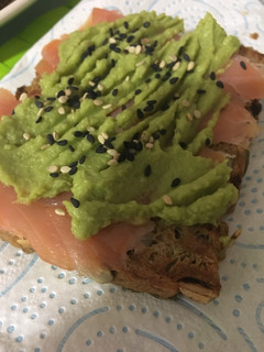 Una foto de Tostada aguacate