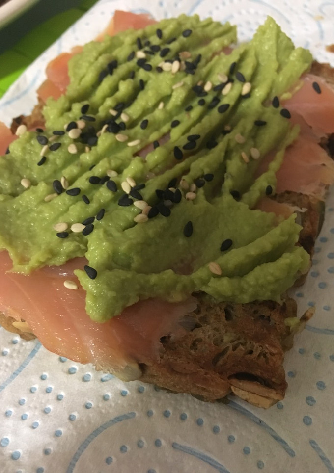 Una foto de Tostada aguacate