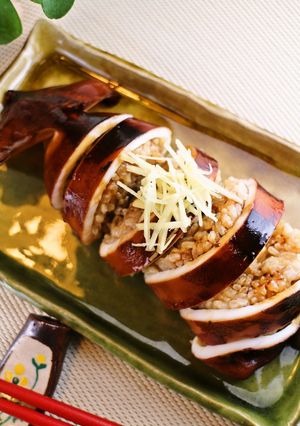 A picture of Ultra-Easy Plump Squid Stuffed with Rice (Ikameshi) and Teriyaki-Style Sauce.