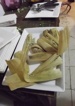 Una foto de Tamales de quelite, amaranto y huauzontle con tomatillo