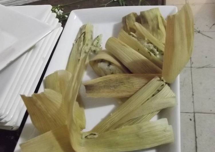 Tamales de quelite, amaranto y huauzontle con tomatillo