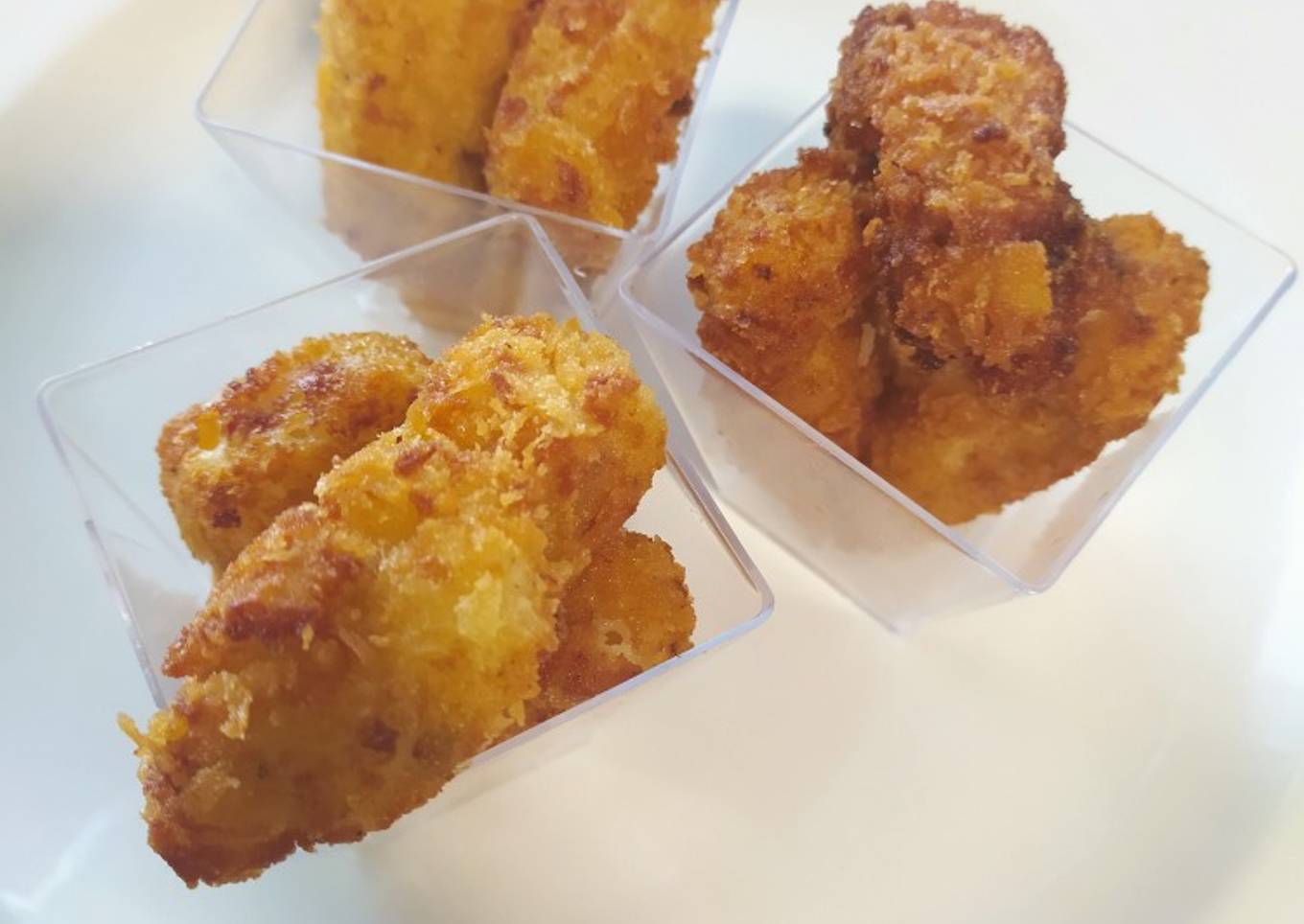 Tiras de pollo rebozadas con machacado de patatas fritas