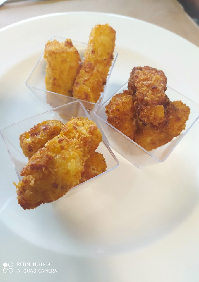 Una foto de Tiras de pollo rebozadas con machacado de patatas fritas