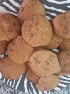 Una foto de Galletitas integrales con nueces y chispitas de chocolate!!