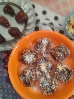 खजूर ड्राई फ्रूट रोल (Khajoor dry fruit roll recipe in hindi) रेसिपी मुख्य फोटो