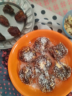 खजूर ड्राई फ्रूट रोल (Khajoor dry fruit roll recipe in hindi) रेसिपी मुख्य फोटो