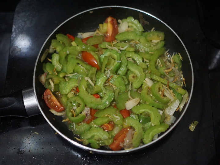 Langkah Mudah untuk Membuat Paria Tumis Teri Medan, Menggugah Selera