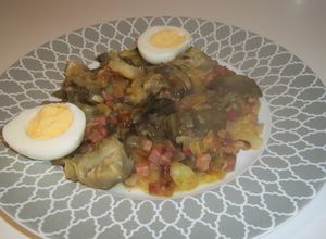 Una foto de Alcachofas con salsa clarita de trocitos de jamón serrano