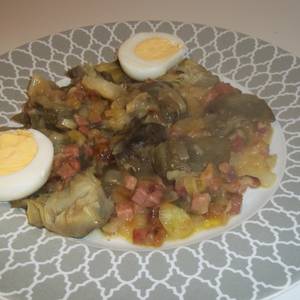Alcachofas con salsa clarita de trocitos de jamón serrano