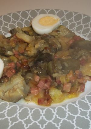 Una foto de Alcachofas con salsa clarita de trocitos de jamón serrano