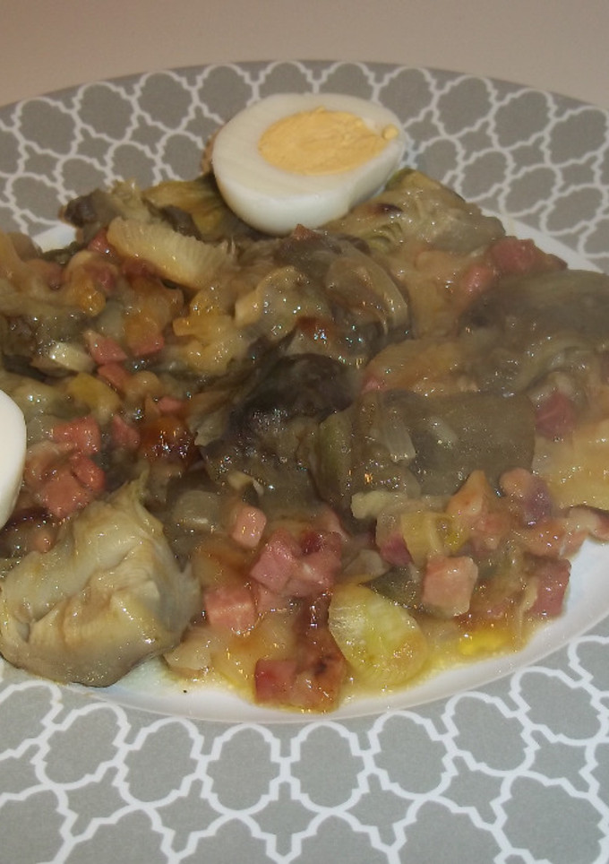 Una foto de Alcachofas con salsa clarita de trocitos de jamón serrano