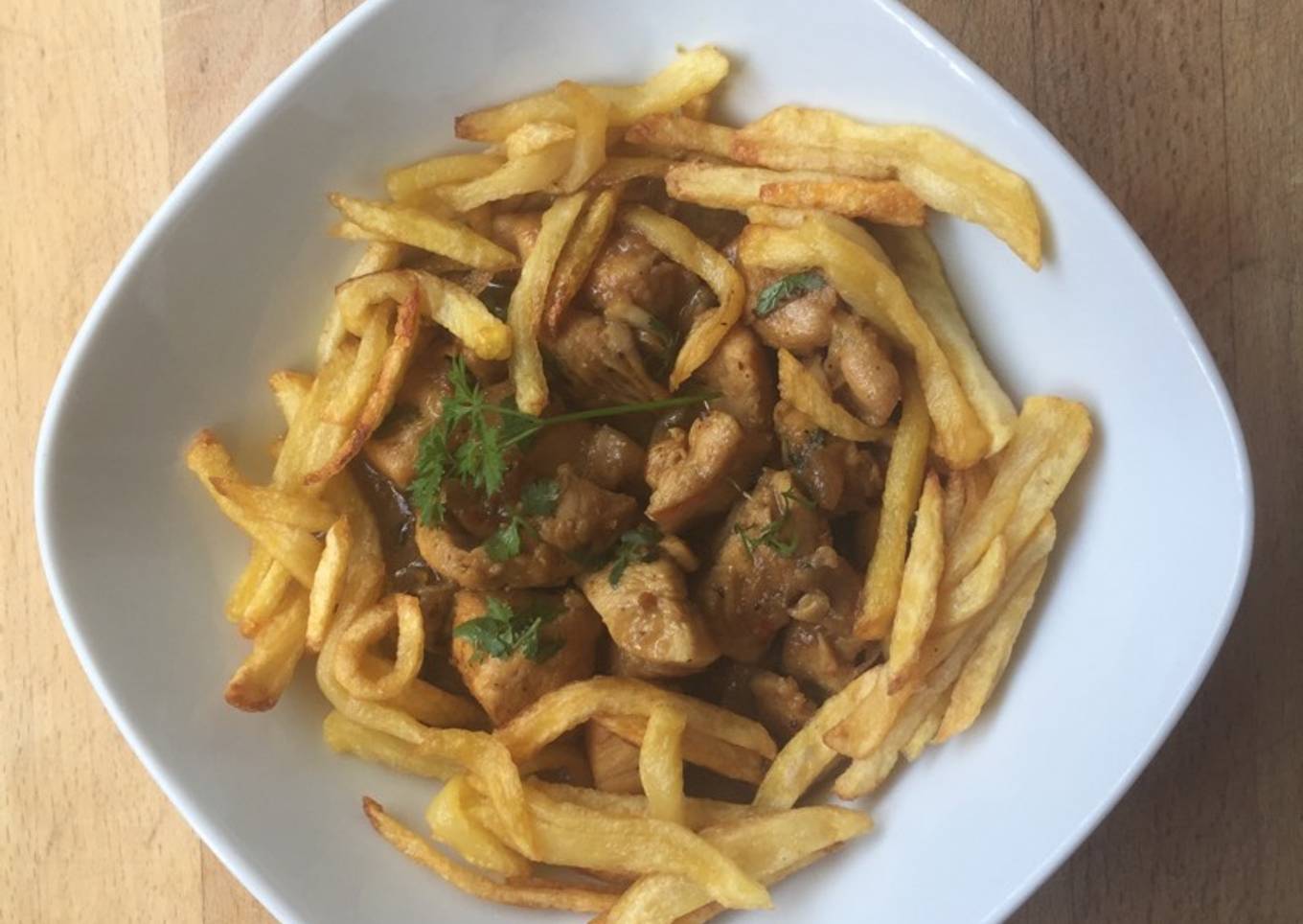 Curry de pollo en nido de patatas