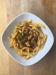 Una foto de Curry de pollo en nido de patatas