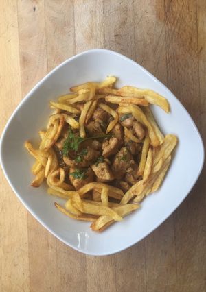 Una foto de Curry de pollo en nido de patatas