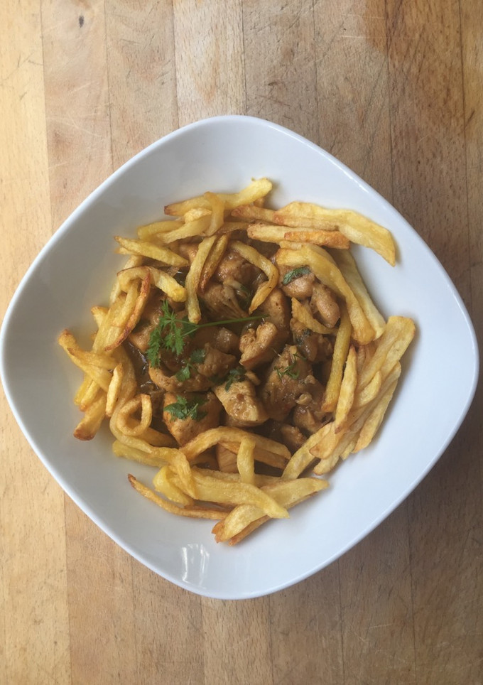 Una foto de Curry de pollo en nido de patatas