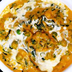 A picture of Methi matar malai.