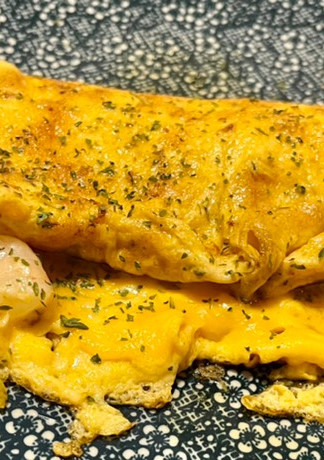 Una foto de Roll de tortilla, ajetes y gambas con un toque de cúrcuma y perejil 🌿
