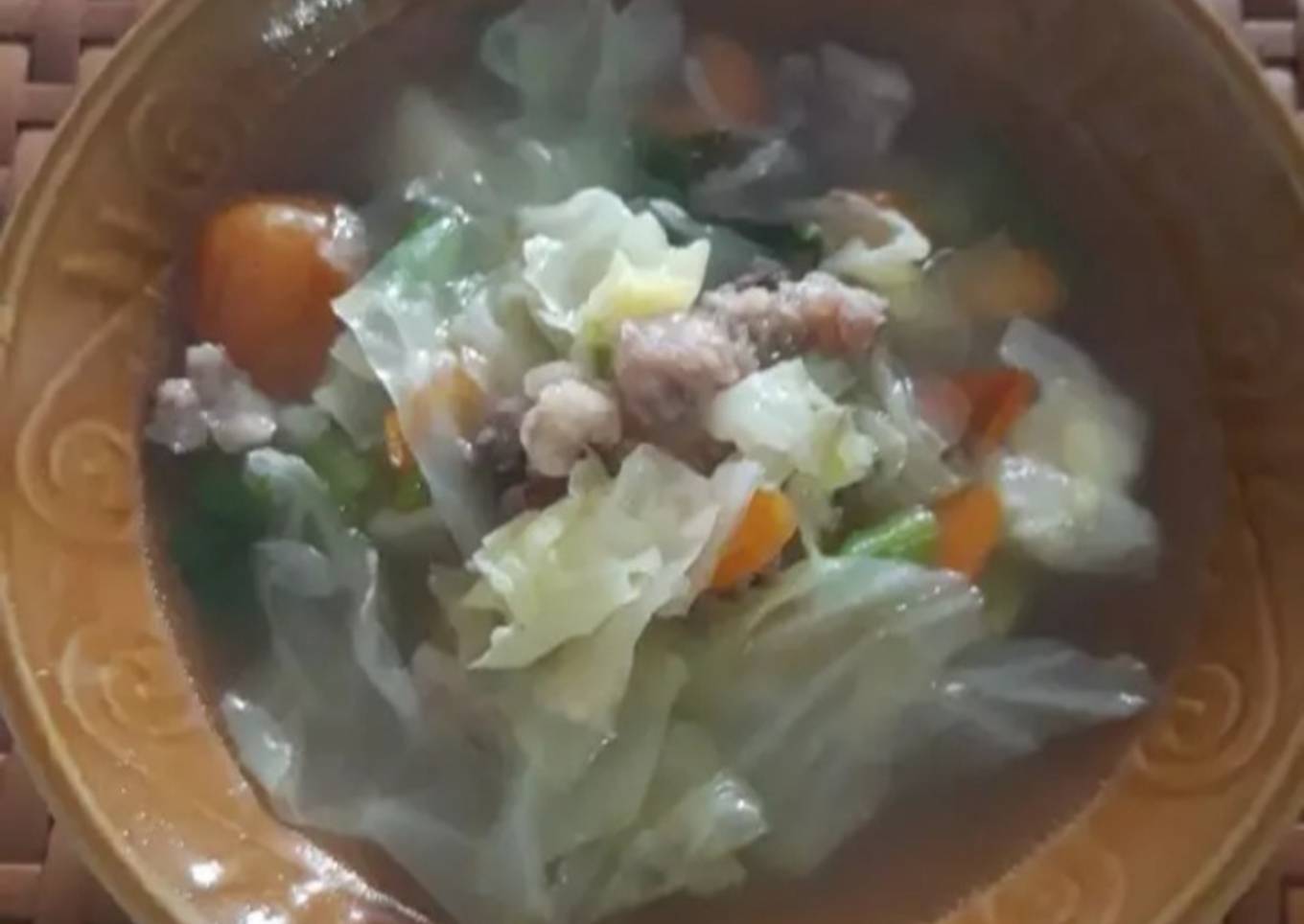 Daging sapi rebus dengan sayuran