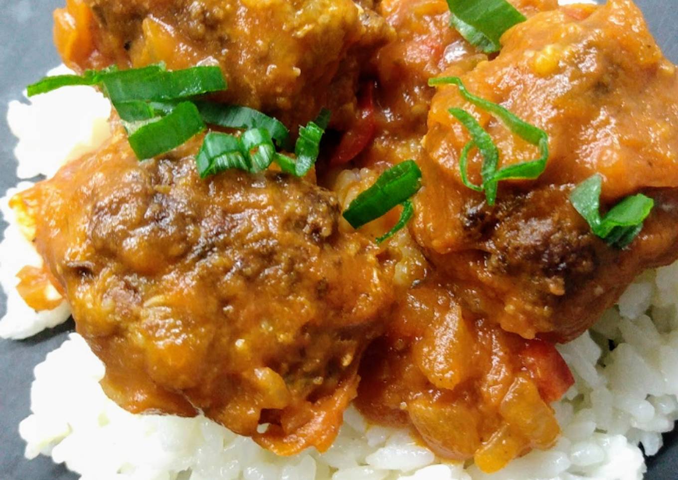 Alb贸ndigas de carne con arroz 馃崨