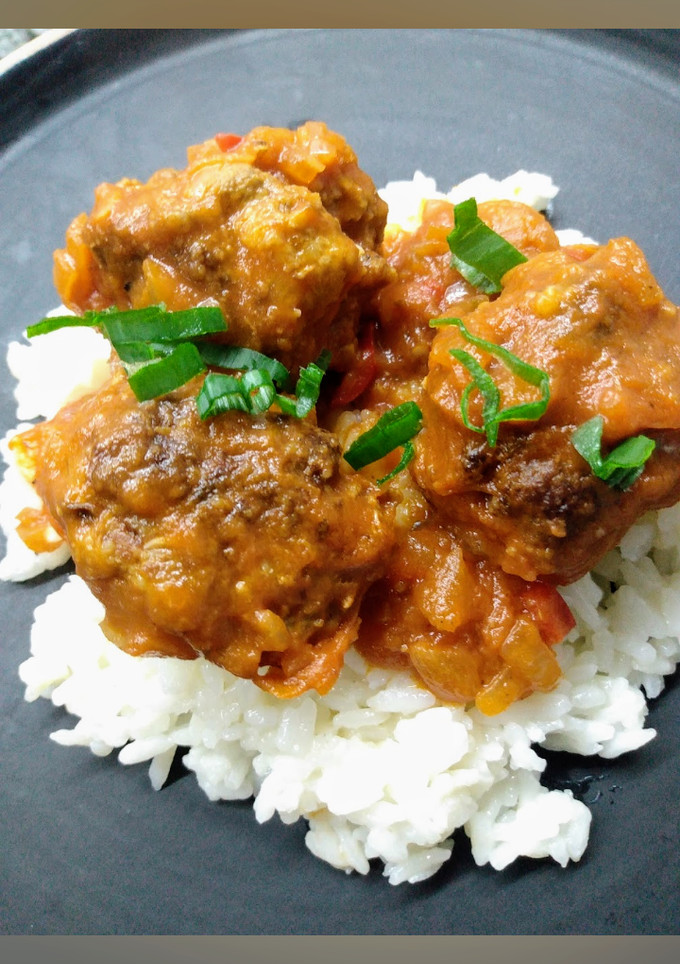 Una foto de Albóndigas de carne con arroz 🍛