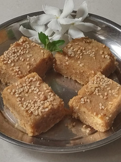 ગોળ પાપડી (Gol Papdi Recipe In Gujarati) રેસીપી મુખ્ય ફોટો