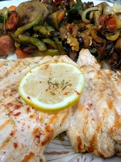 Una foto de Pechuguita grillada con verduras salteadas light sabrosísima