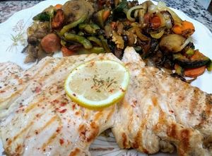 Una foto de Pechuguita grillada con verduras salteadas light sabrosísima