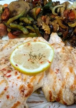 Una foto de Pechuguita grillada con verduras salteadas light sabrosísima
