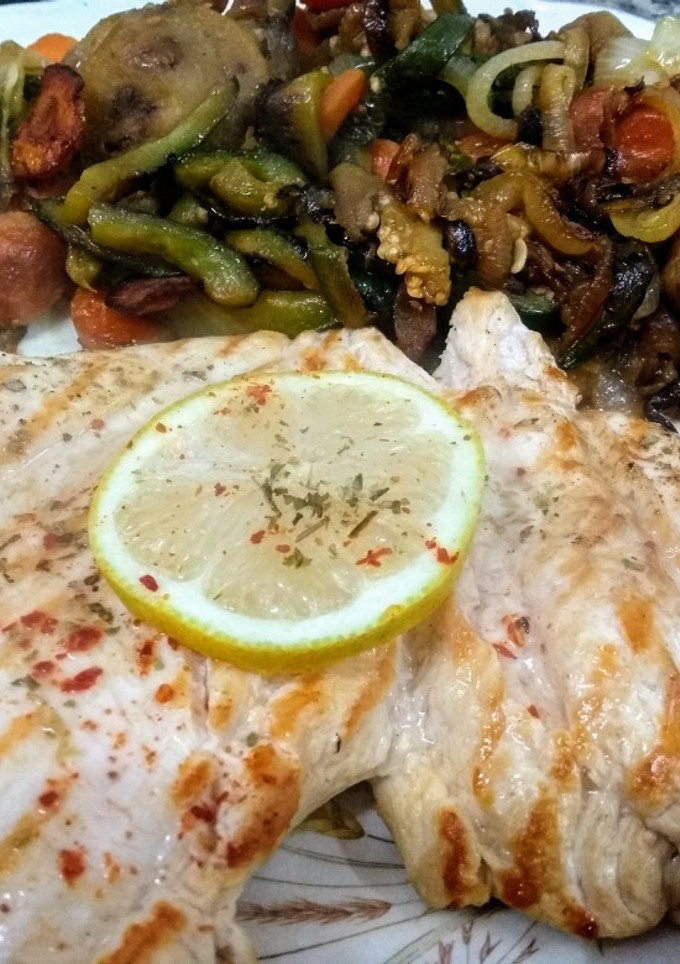 Una foto de Pechuguita grillada con verduras salteadas light sabrosísima