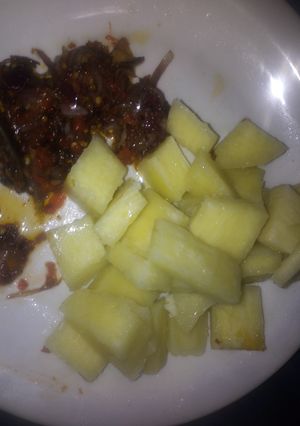 A picture of Boiled yam with fish sauce.