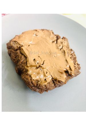 A picture of Nutella brownie in microwave 1 minute.