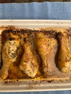 Una foto de Muslos de pollo al limón al horno