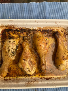 Una foto de Muslos de pollo al limón al horno