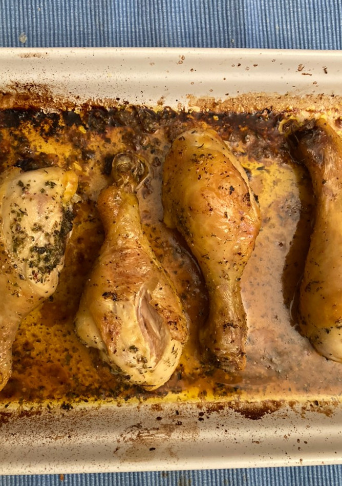 Una foto de Muslos de pollo al limón al horno