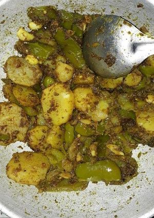 A picture of Aloo bagun.
