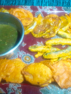 आलू बैगन और मिर्ची के पकोडे (Aloo baingan aur mirchi ke pakode recipe in hindi) रेसिपी मुख्य फोटो